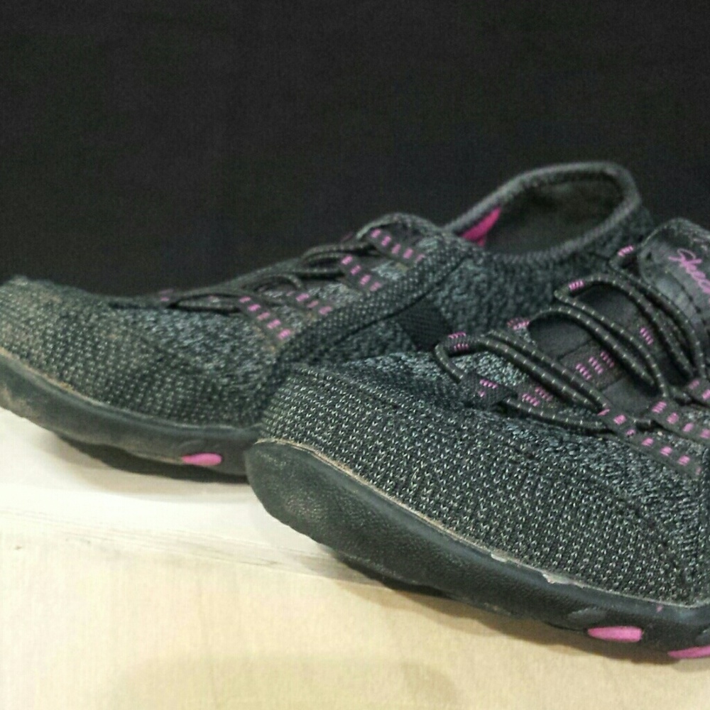 Skechers Womens size 6.5 slip on shoe